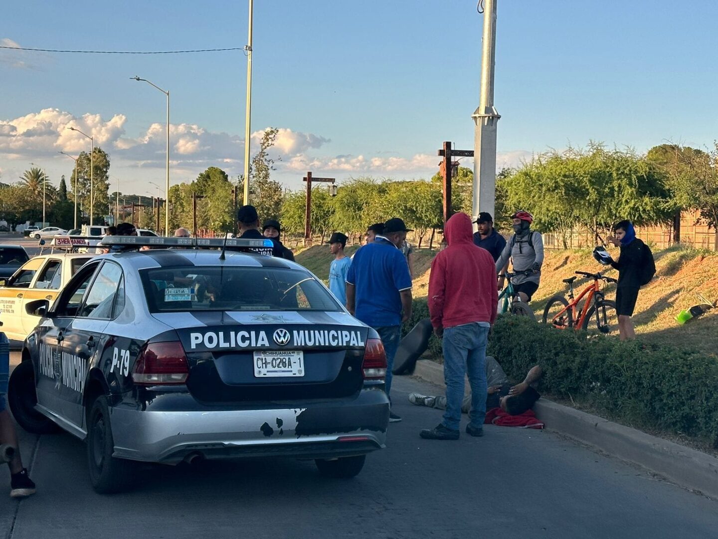 Taxi choca de frente contra dos motociclistas en Parral; resultan lesionados.