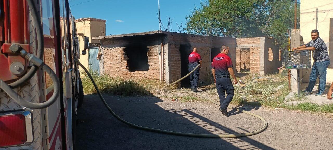 Incendio en vivienda abandonada moviliza a bomberos y policía en Delicias.