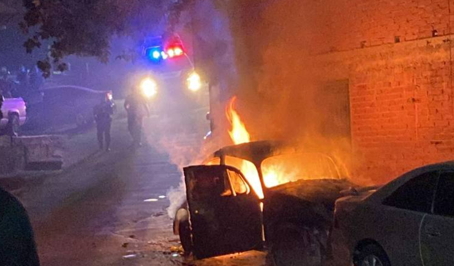 Incendio en la colonia Valle Verde de Parral deja pérdidas totales en vehículo.