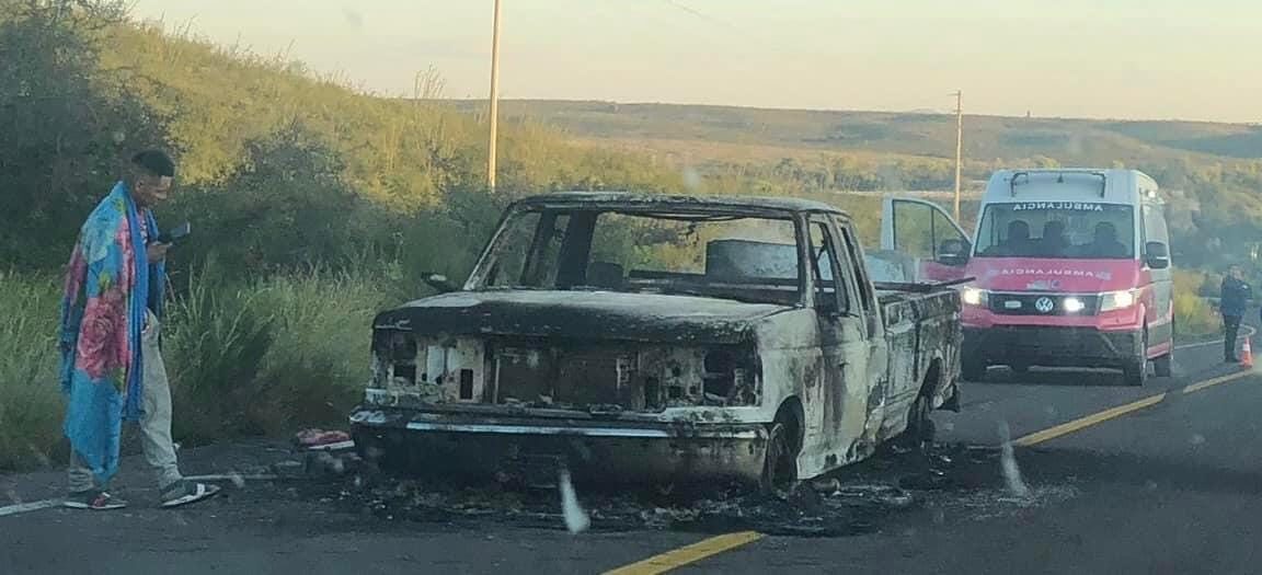 Camioneta Queda con Daños Totales Tras Incendiarse en la Carretera Vía Corta a Chihuahua.