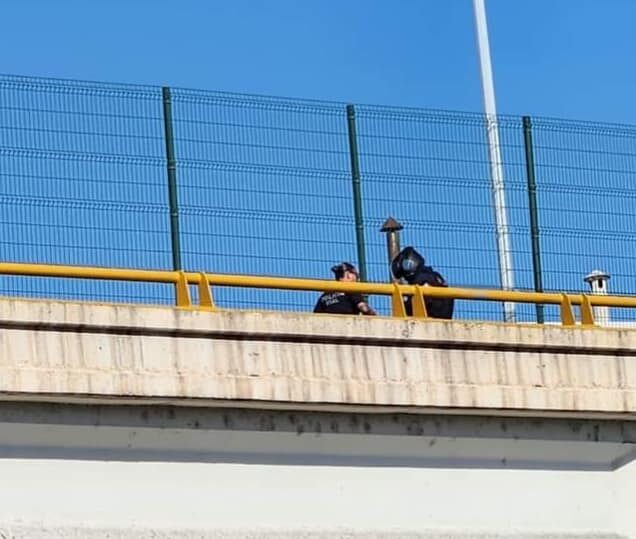 Hombre amenaza con tirarse al vacío en el puente de la 27 y canal en la capital.