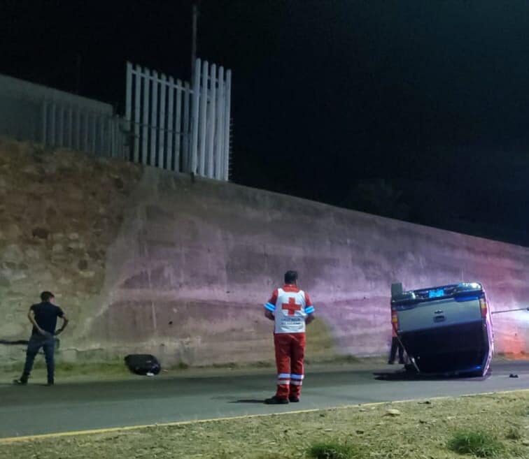 Pickup vuelca frente a la Guardia Nacional en Parral; dos personas resultan lesionadas.