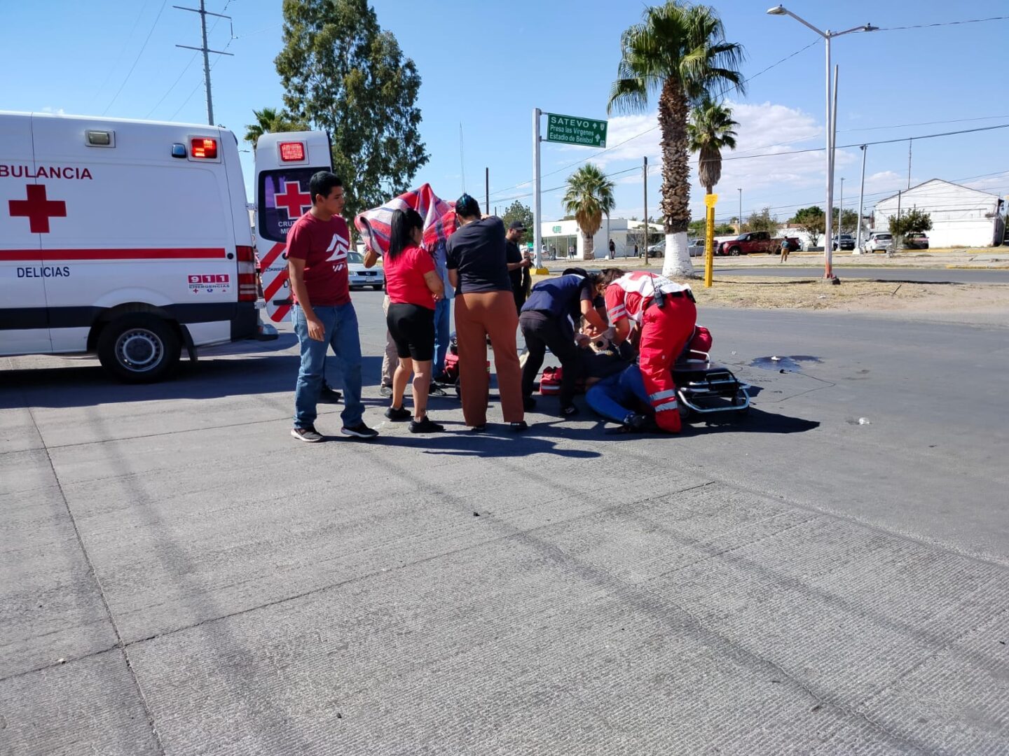 No cedió la preferencia de paso a motocicleta y provocó choque: una mujer lesionada y daños por 40 mil pesos.