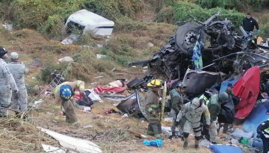 Tragedia en autopista Osiris: Autobús con destino a Ciudad Juárez cae a barranco y deja 24 muertos.