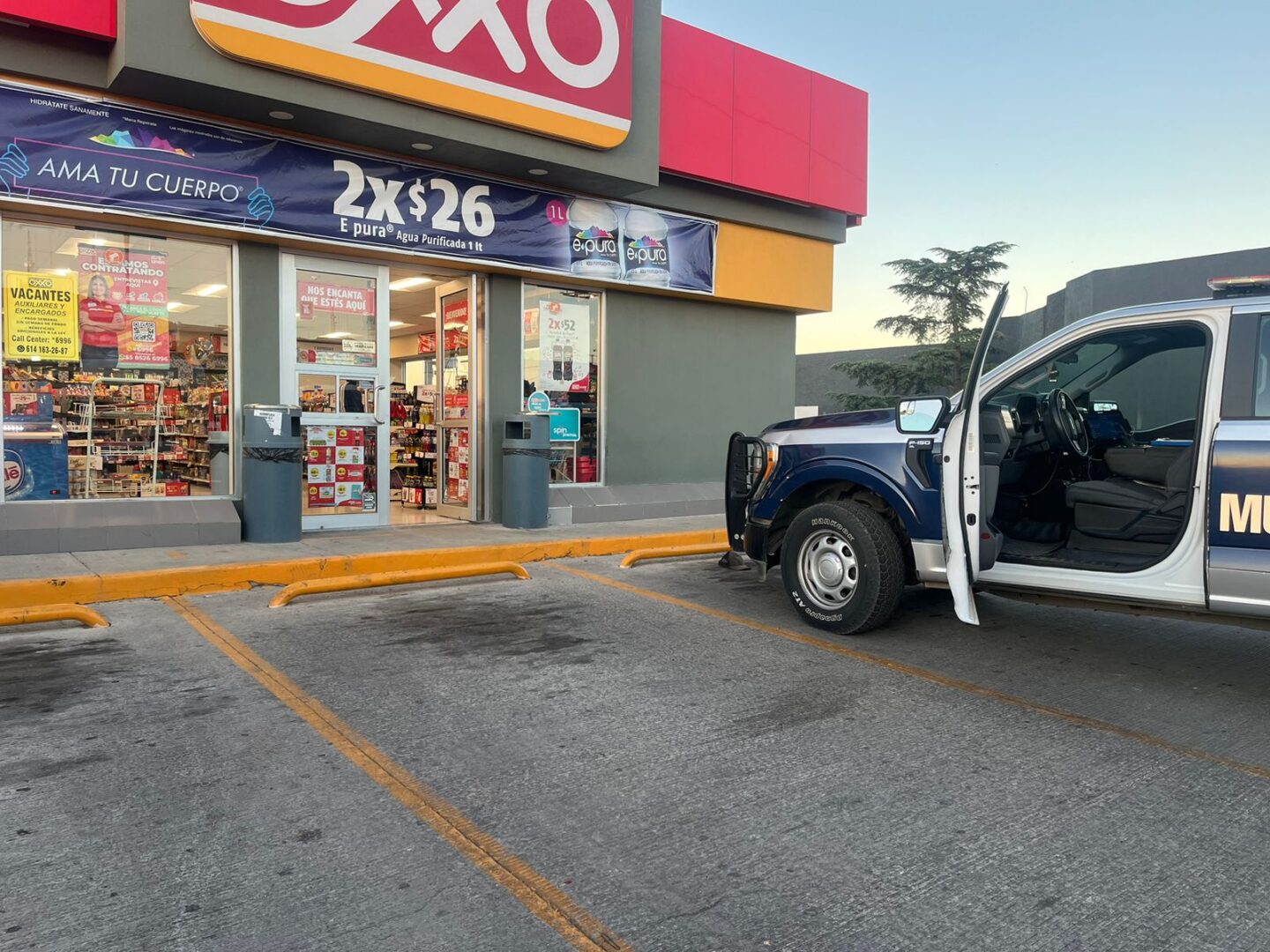 Hombre Ebrio Causa Daños y Lesiona a Empleada en Tienda OXXO de Cuauhtémoc.