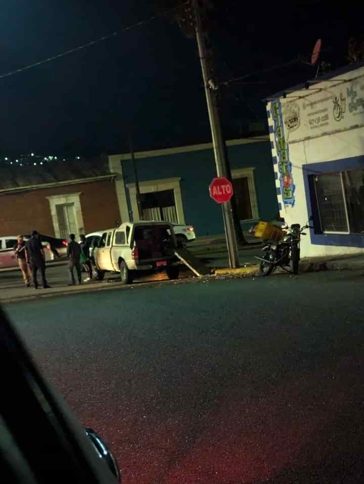 Accidente Frontal en Avenida Independencia de Parral: Empleados de Dogos el Lic Involucrados y Pleito entre Conductores.