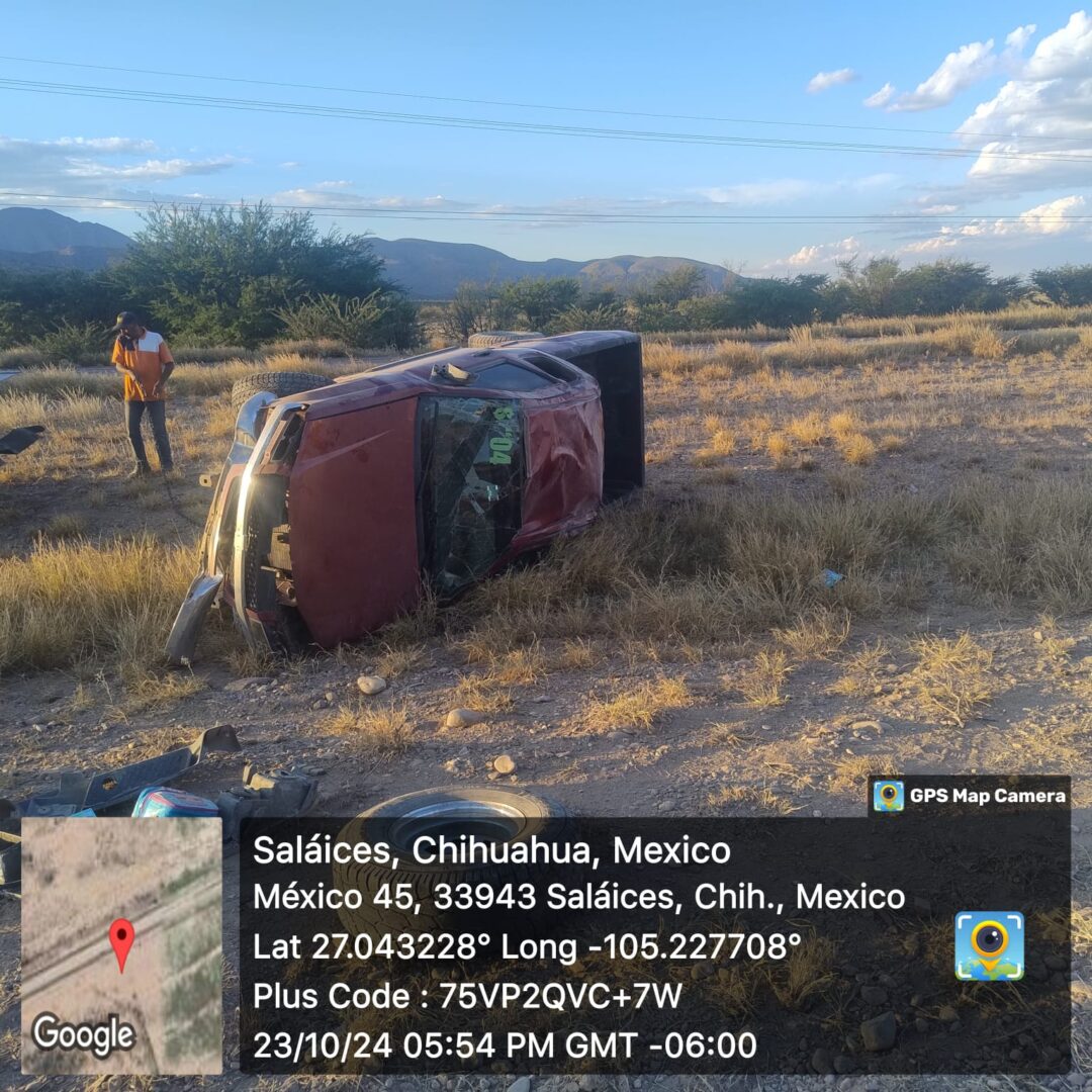 Vehículo sale del camino en la carretera Parral-Jiménez tras maniobra para evitar un coyote.