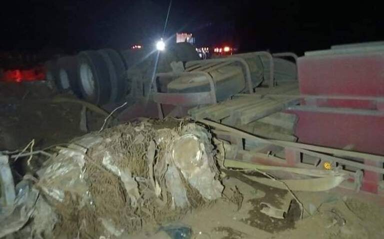 Conductor de Tráiler Sufre Accidente en la Carretera Flores Magón – Ojo Laguna y Queda Atrapado en la Cabina.