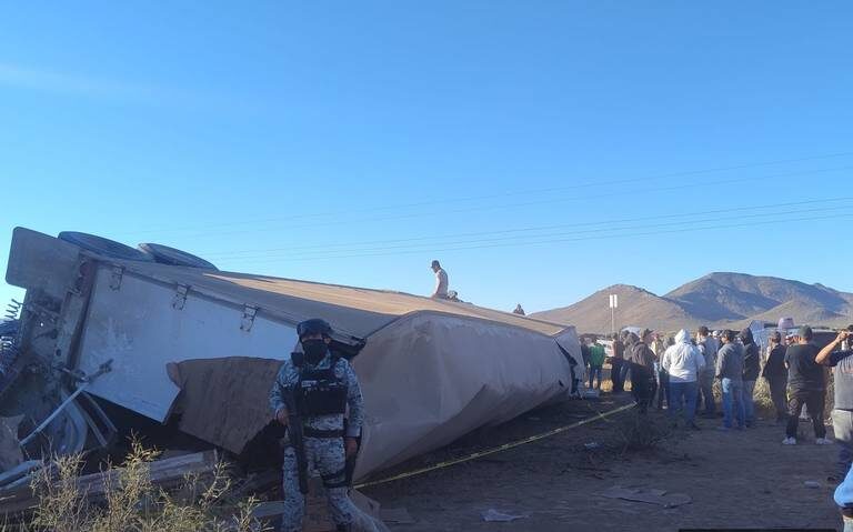 Camión cargado de galletas vuelca en la carretera Jiménez – Gómez Palacio; se reporta rapiña en el lugar.