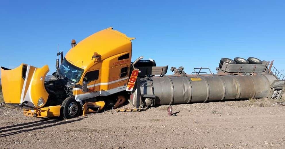 ¡Ahí no hubo rapiña! Vuelca pipa cargada con químico peligroso cerca de Jiménez