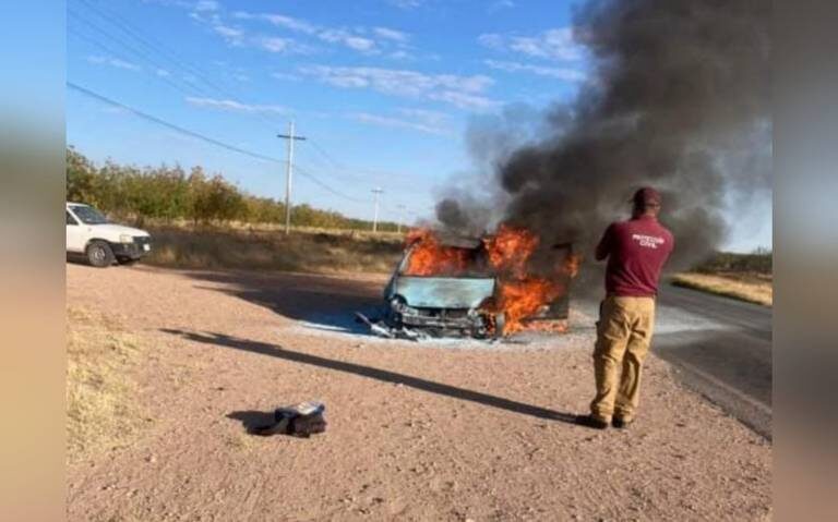 Incendio de vehículo en la carretera Parral–Jiménez deja pérdidas totales; se presume cortocircuito en el motor.