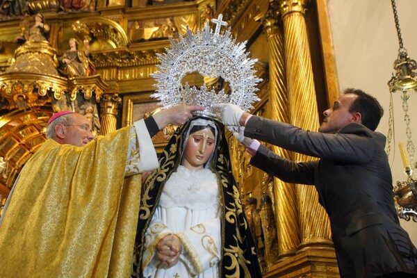 Feligreses conmemoran el 81 aniversario de la coronación pontificia de la Virgen de la Soledad con procesión en Parral.