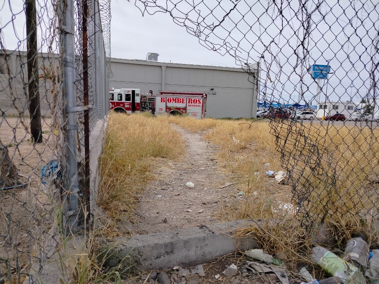 Sospechan que incendio en Walmart fue provocado para facilitar robos, según testimonio de trailero.