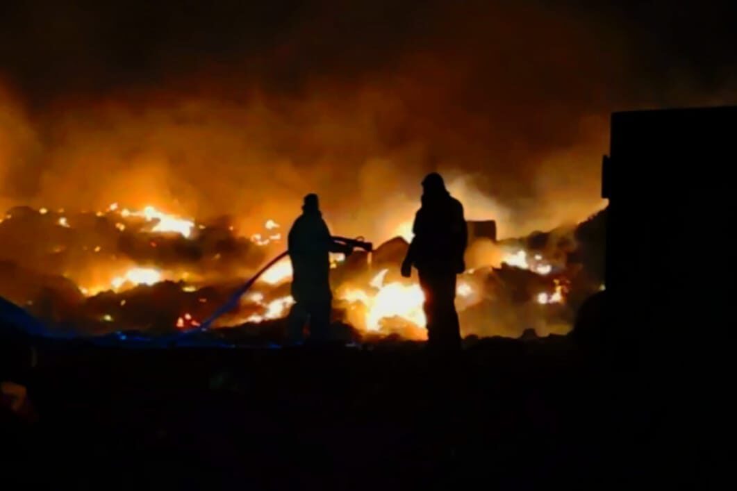 10 horas de maniobras: 12 bomberos logran neutralizar incendio en basurero en Meoqui.