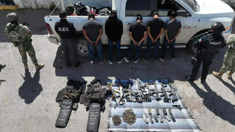 🚨 Detienen a cinco personas, incluyendo dos menores, con arsenal en Guachochi