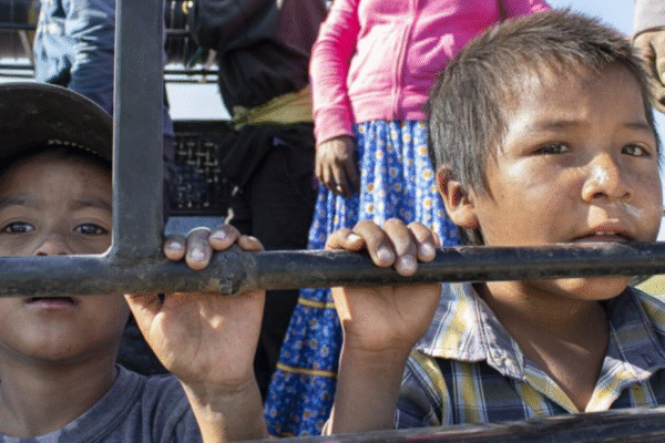 🔥Infancia esclavizada: Niños rarámuri trabajan bajo el sol en los campos de Chihuahua mientras el gobierno mira a otro lado