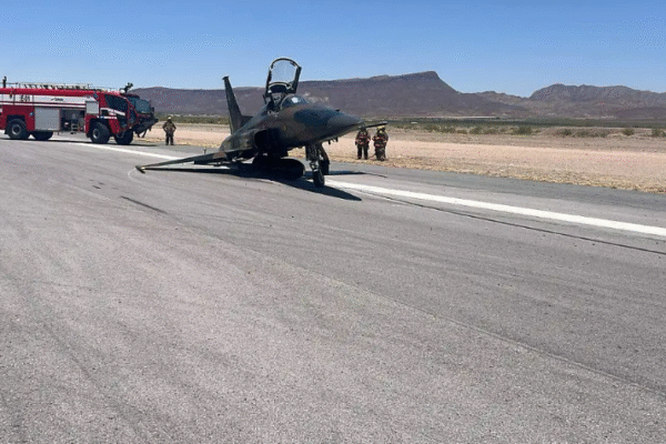 Avión F-5E de la Fuerza Aérea sufre percance en aeropuerto de Chihuahua y obliga cierre de pista