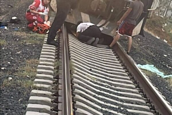 🚨 Tren arrolla a un hombre en MEOQUI; fue trasladado con vida al hospital.