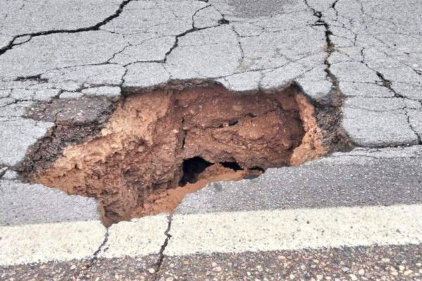 🌍 Falla geológica de más de 400 metros provocó socavón en la carretera Aldama–Ojinaga