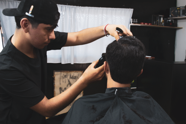 ✂️ A tijera limpia: Abdiel Meza y la lucha por cortar su destino.