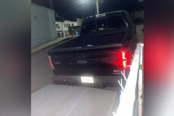 Detienen a hombre tras choque con fuga en Parral; impactó vehículo estacionado en la colonia López Portillo
