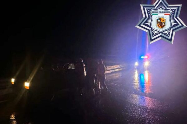 🚨 Policía Municipal auxilia a familia varada sobre puente en la entrada a Jiménez